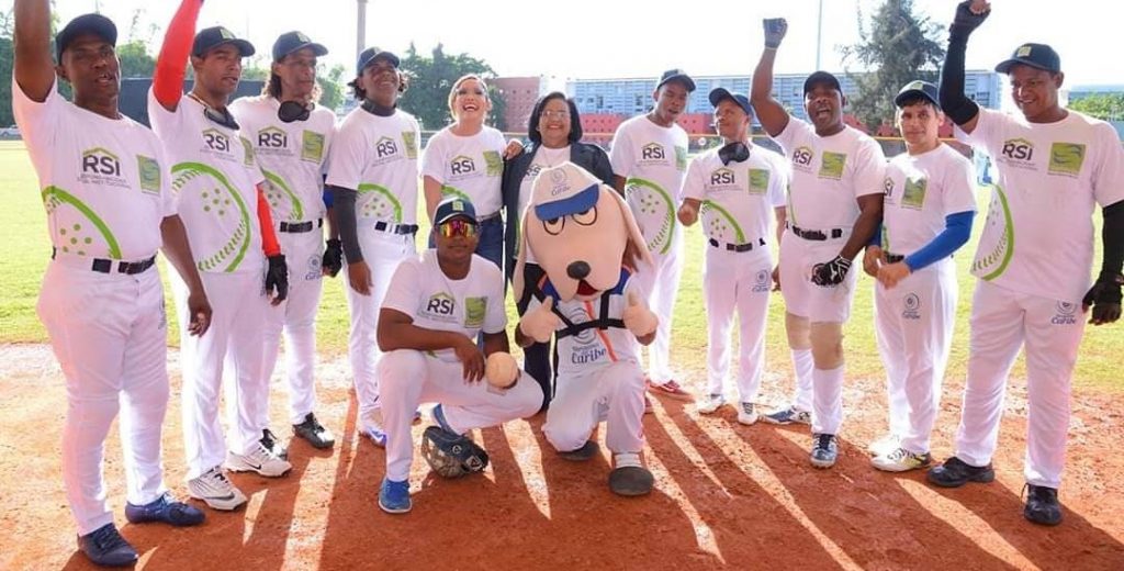 Los juradores del equipo de Beep Baseball “Los Huracanes del Caribe”, junto a la directora ejecutiva de SeNaSa, doctora Mercedes Rodríguez Silver, y la presidenta de la Fundación Francina, Francina Hungría