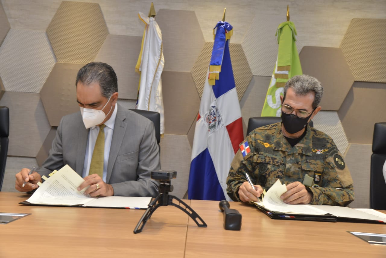 El Dr. Santiago Hazim, director ejecutivo de SeNaSa, y el ministro de Defensa, Carlos Díaz Morfa, durante la firma del acuerdo.