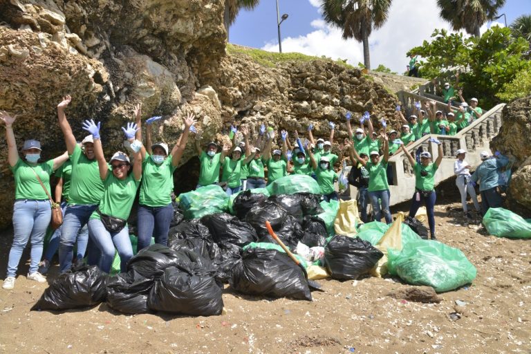 SeNaSa celebra el Día Internacional de Limpieza de Playas con jornada de recogida de desechos