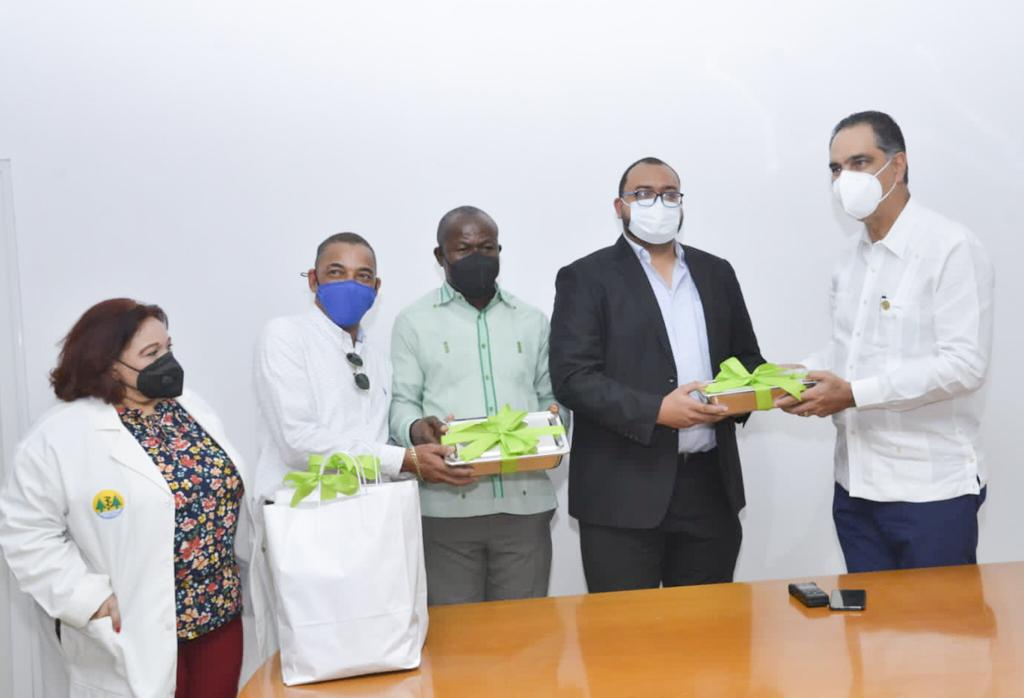 El Dr. Santiago Hazim entrega las bandejas a los directivos del Hospital Antonio Musa de San Pedro de Macorís.