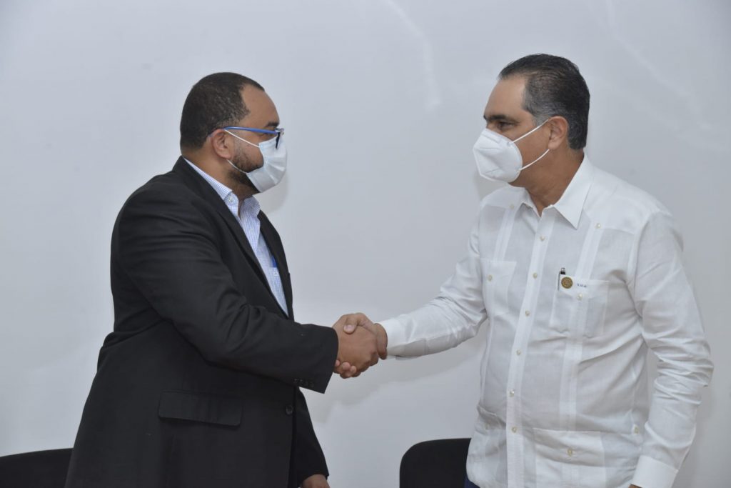 El Dr. Santiago Hazim junto al director ejecutivo del Hospital Antonio Musa, Ane Mariñez.