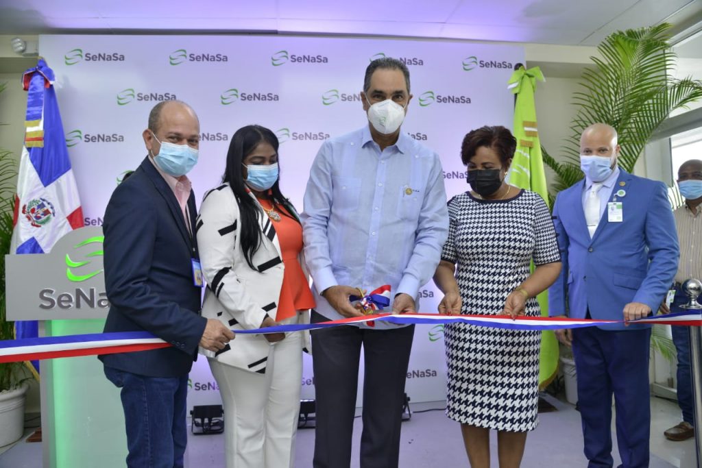 Camilo García, Fátima Suarez, Dr. Santiago Hazim, Josefa Castillo y Roberto Hernández