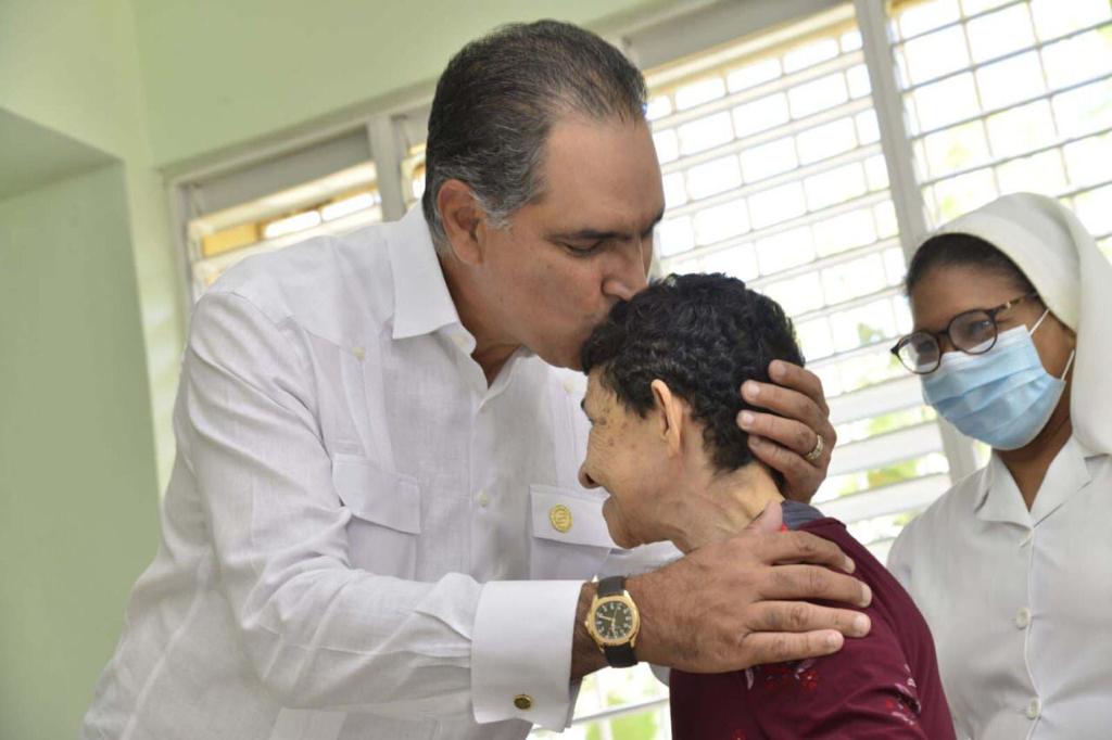 Dr. Santiago Hazim junto a uno de los adultos mayores de la Residencia