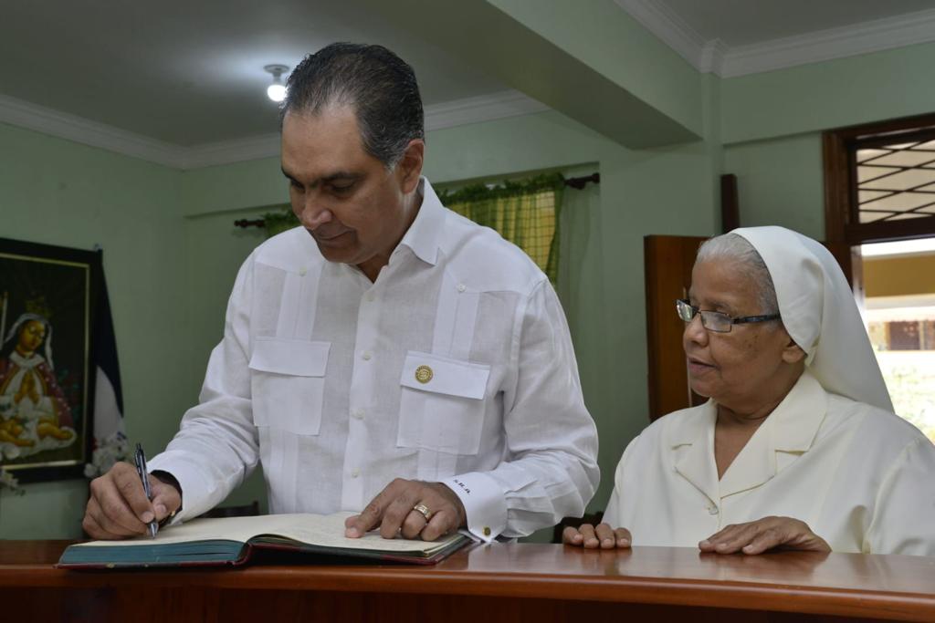 Dr. Santiago Hazim firmando el libro de visitas de la Residencia