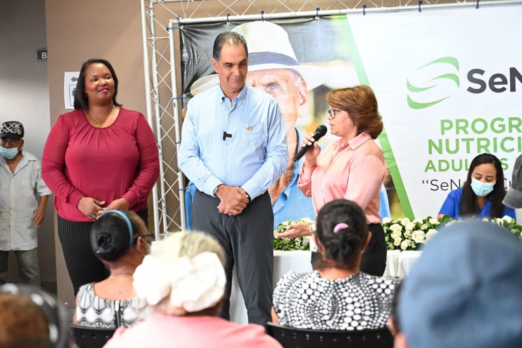 Dr. Santiago Hazim junto a colaboradores del SeNaSa