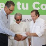 Dr. Santiago Hazim y José Ignacio Paliza haciendo entrega de carta de afiliación