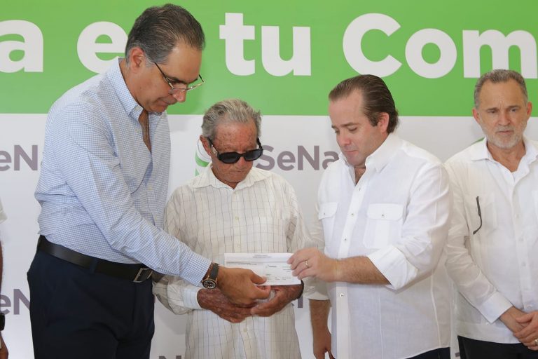 Dr. Santiago Hazim y José Ignacio Paliza haciendo entrega de carta de afiliación