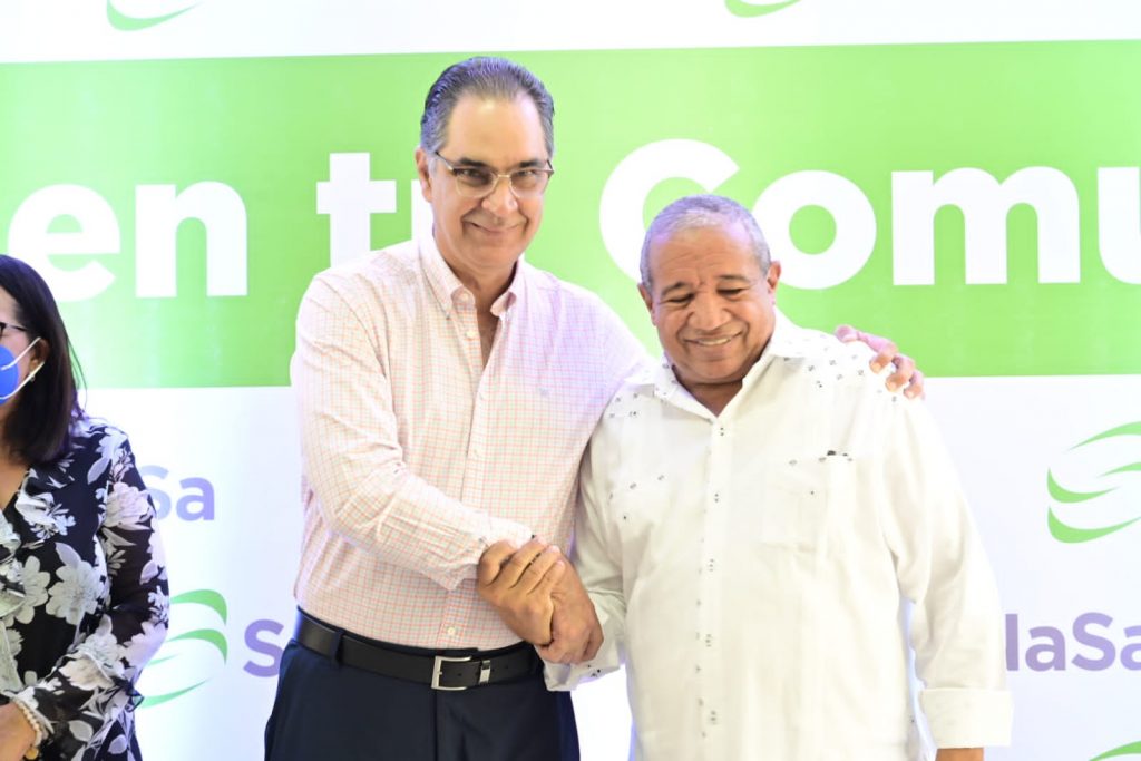 El doctor Santiago Hazim junto al alcalde municipal de Hato Mayor del Rey, Amado De La Cruz