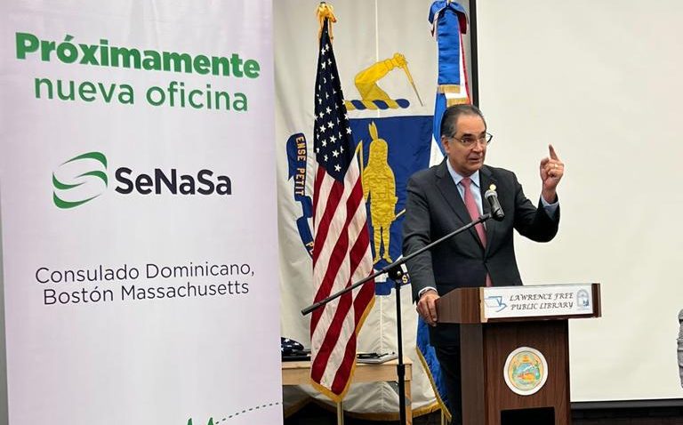 Doctor Santiago Hazim mientras habla de la apertura de la oficina en Boston