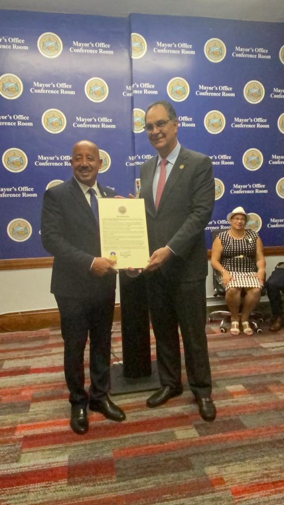 Brian De Peña, alcalde de la ciudad de Lawrence Masschusetts, entrega reconocimiento al doctor Santiago Hazim