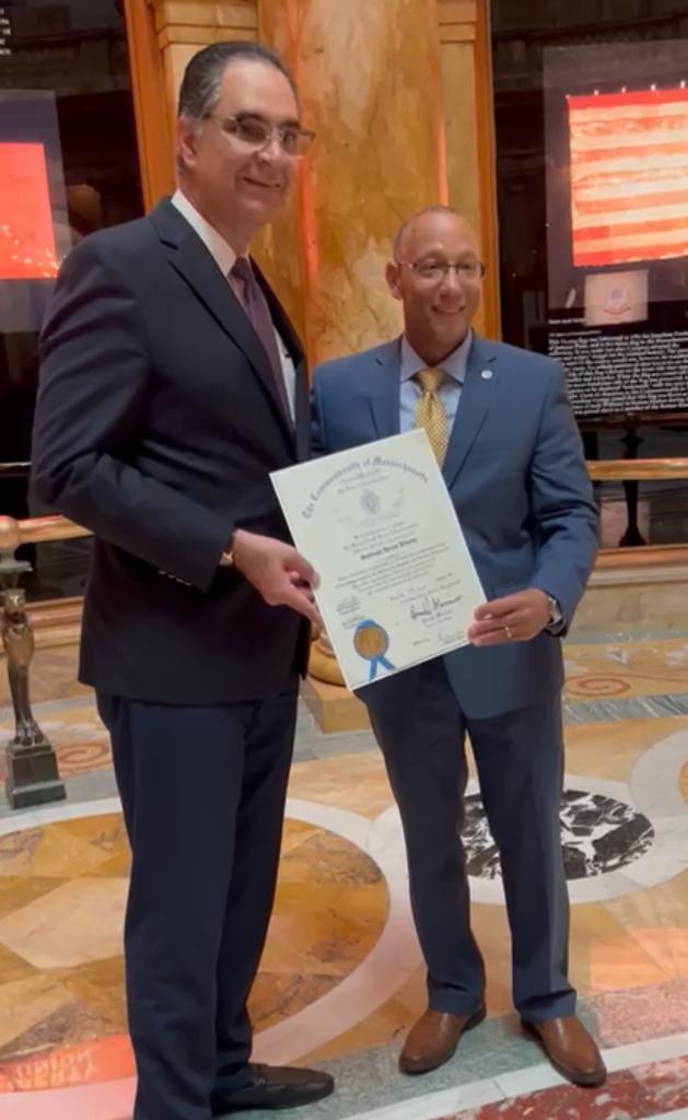 Doctor Santiago Hazim recibe reconocimiento por parte de la Cámara en Massachusetts, de la mano del señor Frank Moran