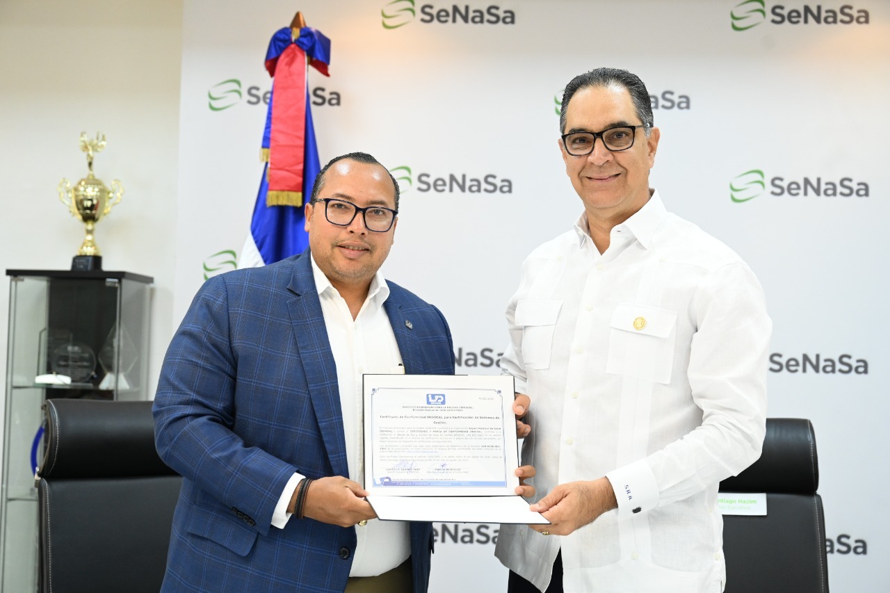 Lorenzo Ramírez haciendo entrega de la certificación al doctor Santiago Hazim