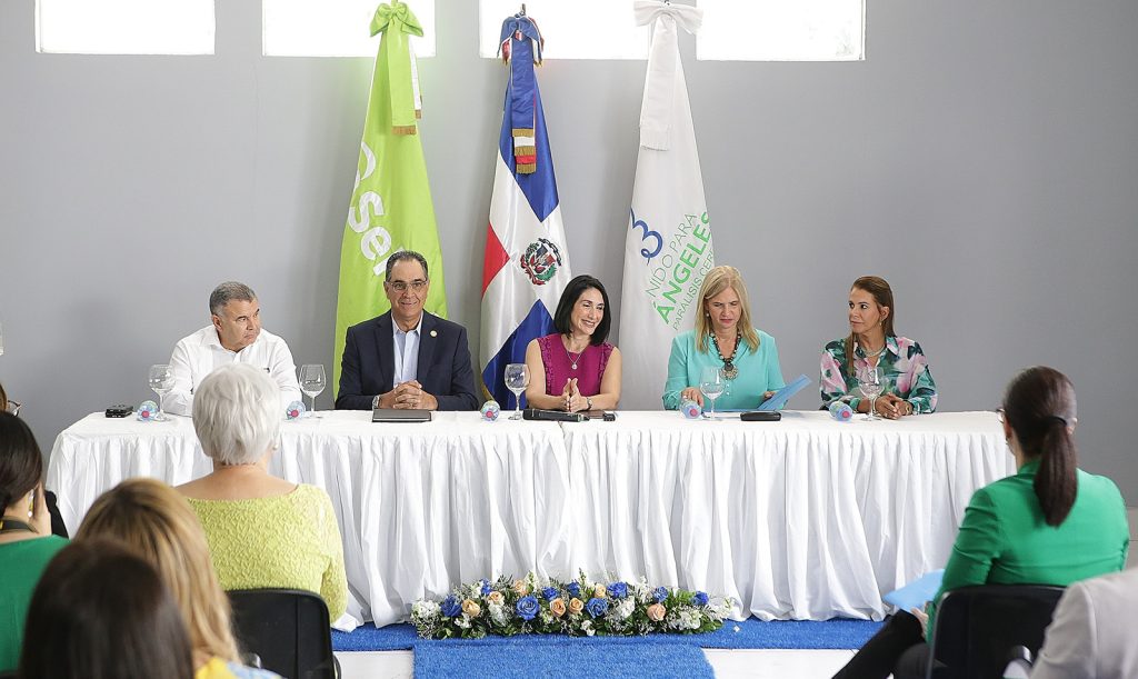 Mesa principal Martin Ortiz, Santiago Hazim, Raquel Arbaje, Monika Despradel y Mercedes Pellerano