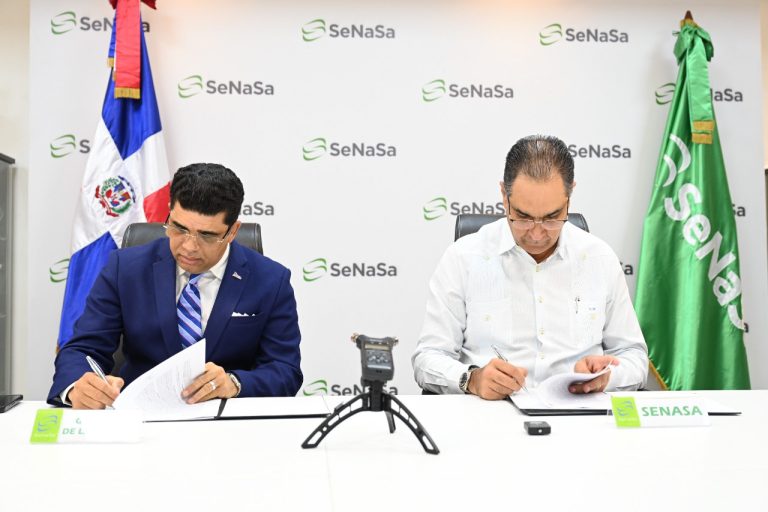 Pastor Dío Astacio y el doctor Santiago Hazim firmando el acuerdo