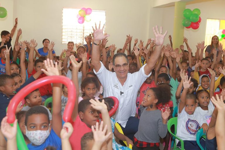 Doctot Santiago Hazim junto a niños en Los Girasoles