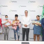 De izquierda a derecha, la licenciada Carmen José Velásquez, gerente Comercial y de Afiliación, junto a las señoras Jennifer Cartrigt, Katerin Guillen y Paola de Los Santos quienes dieron a luz a los niños Keiler, Rubí y Stevens Alberto, junto al director ejecutivo (centro) Dr. Santiago Hazim y Axel González del voluntariado de la Institución.