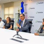 Doctor Santiago Hazim junto al gabinete gerencial