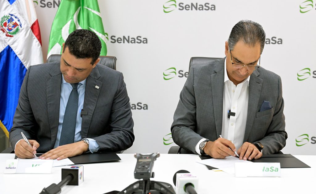 Marco Herrera Beato y el doctor Santiago Hazim durante la firma del acuerdo