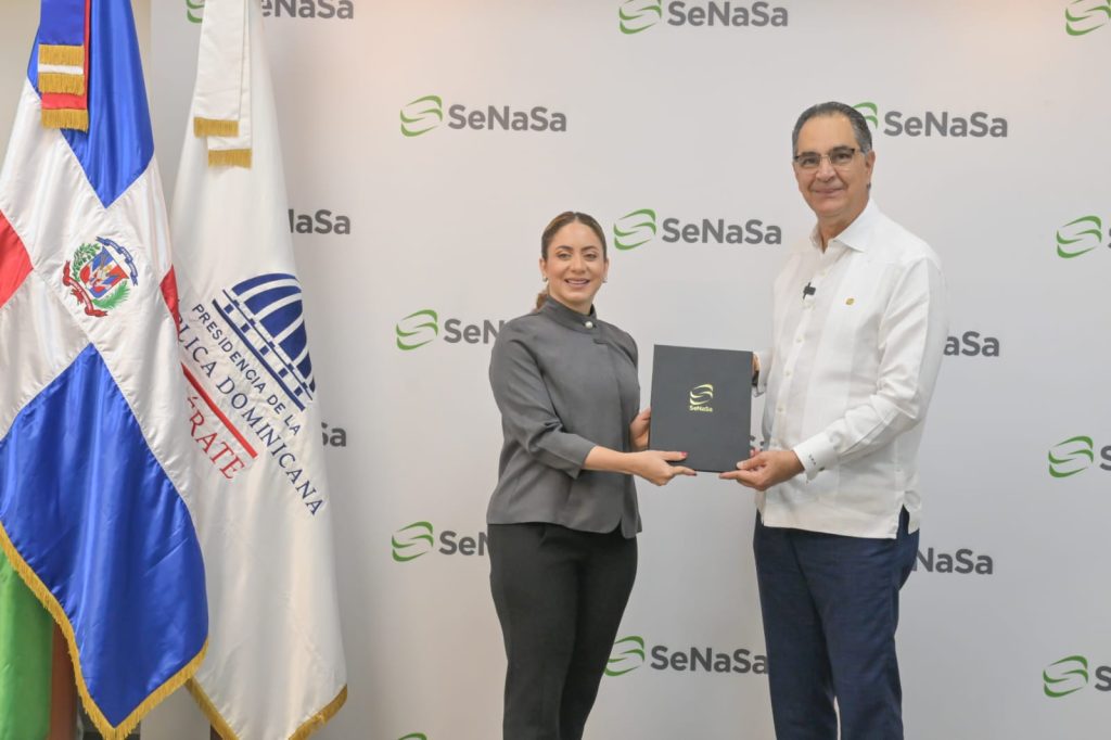 Gloria-Reyes-directora-general-de-Superate-y-el-doctor-Santiago-Hazim-director-ejecutivo-de-SeNaSa