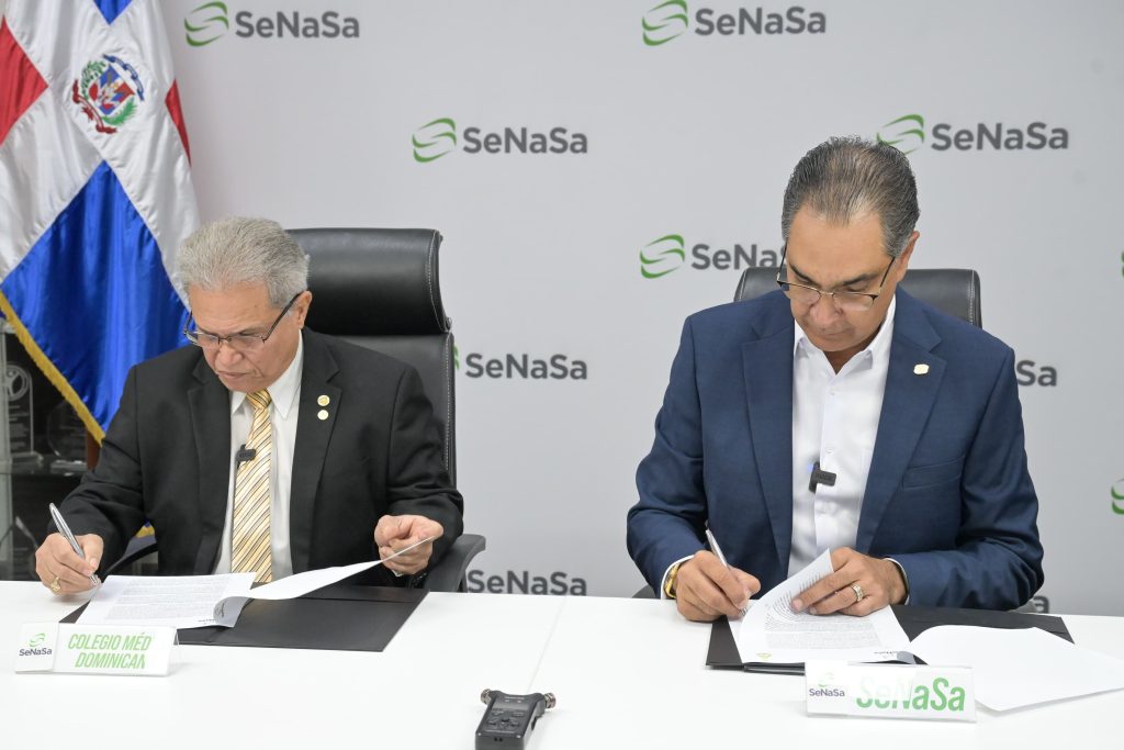 Dr. Waldo Ariel Suero y el Dr. Santiago Hazim durante la firma del convenio