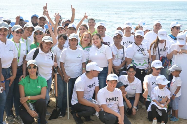 El equipo de SeNaSa listos para iniciar las labores de limpieza de playa Güibia