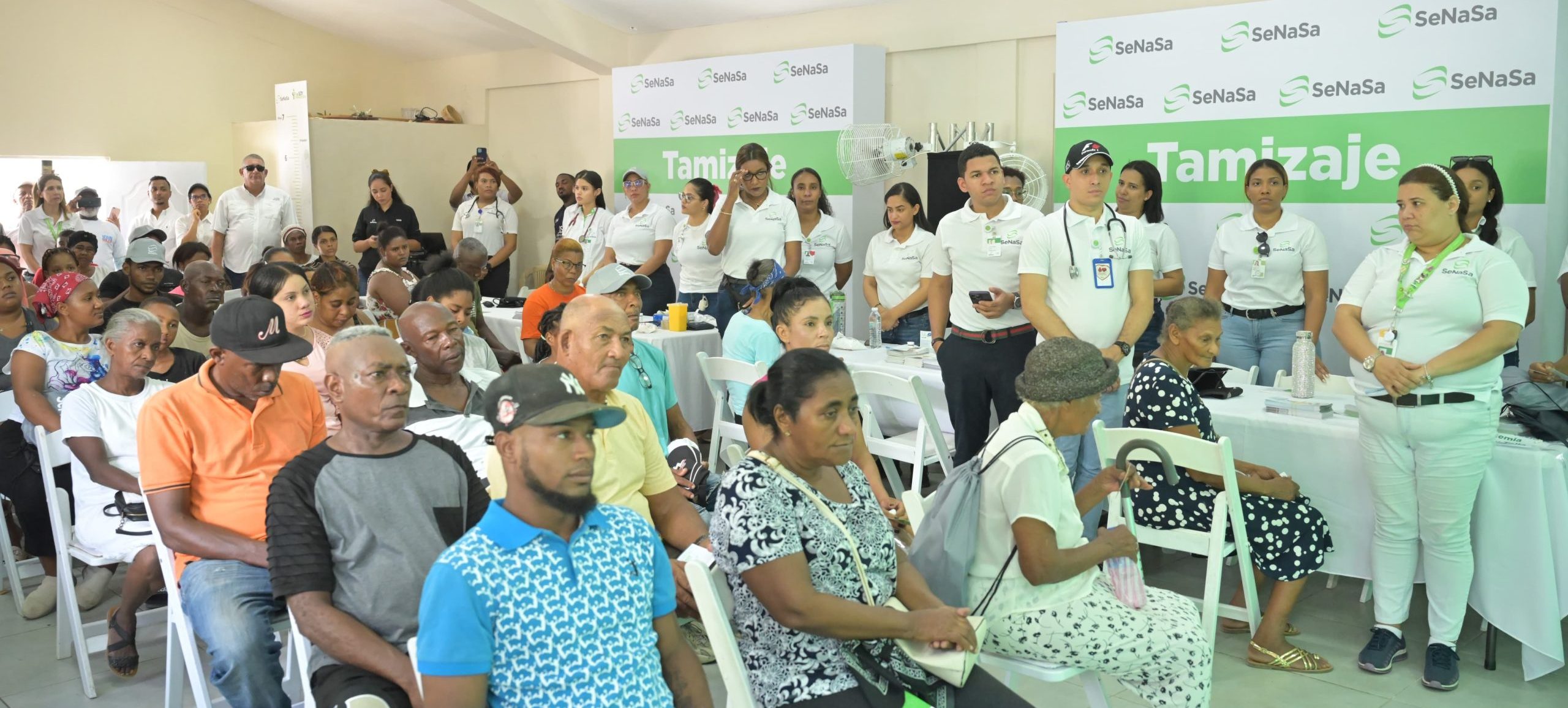 Residentes de Los Guayacanes durante la campaña de salud