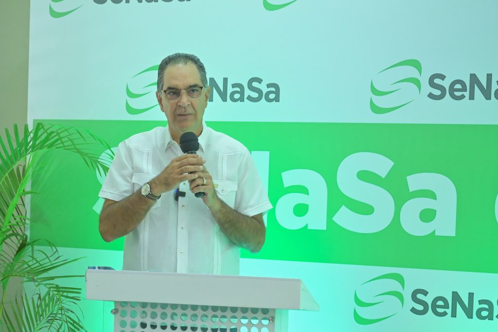 Doctor Santiago Hazim dirigiéndose a la comunidad