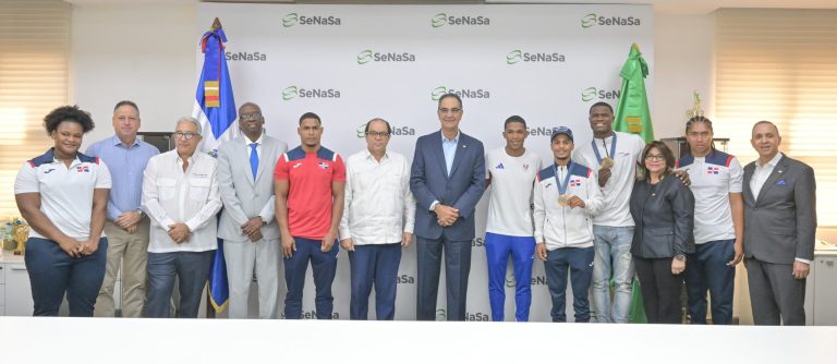 Doctor Santiago Hazim junto a los atletas y representantes de las diferentes federaciones
