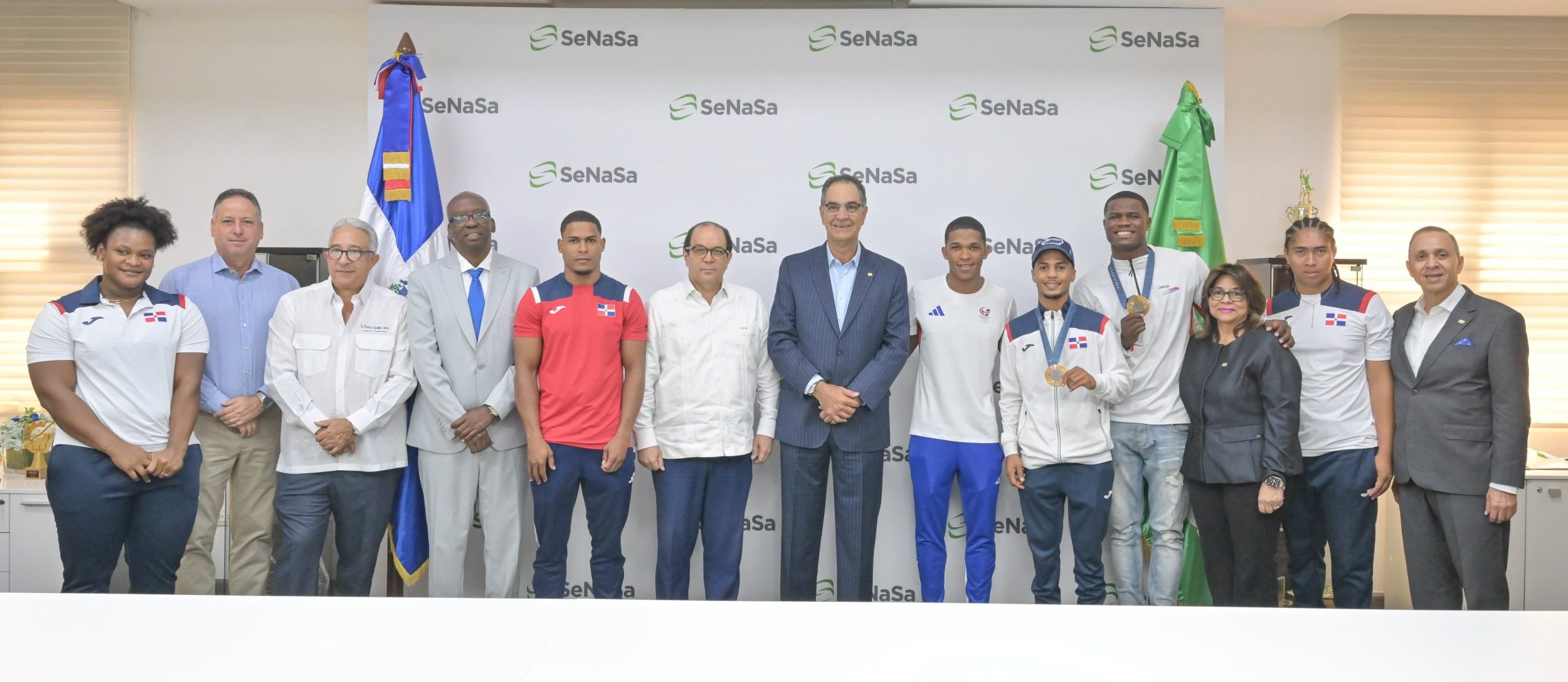 Doctor Santiago Hazim junto a los atletas y representantes de las diferentes federaciones