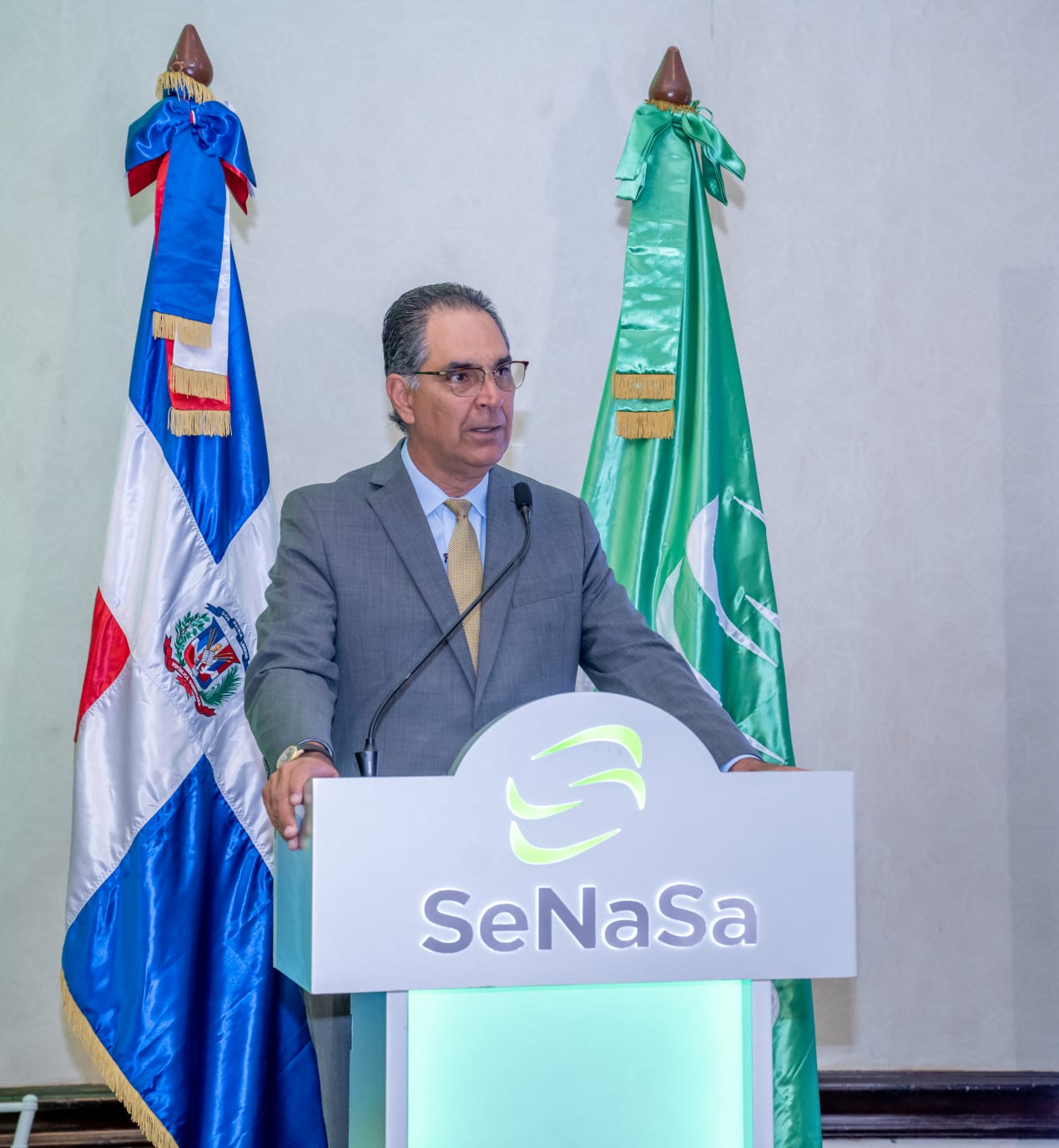 Dr. Santiago Hazim ofreciendo su discurso