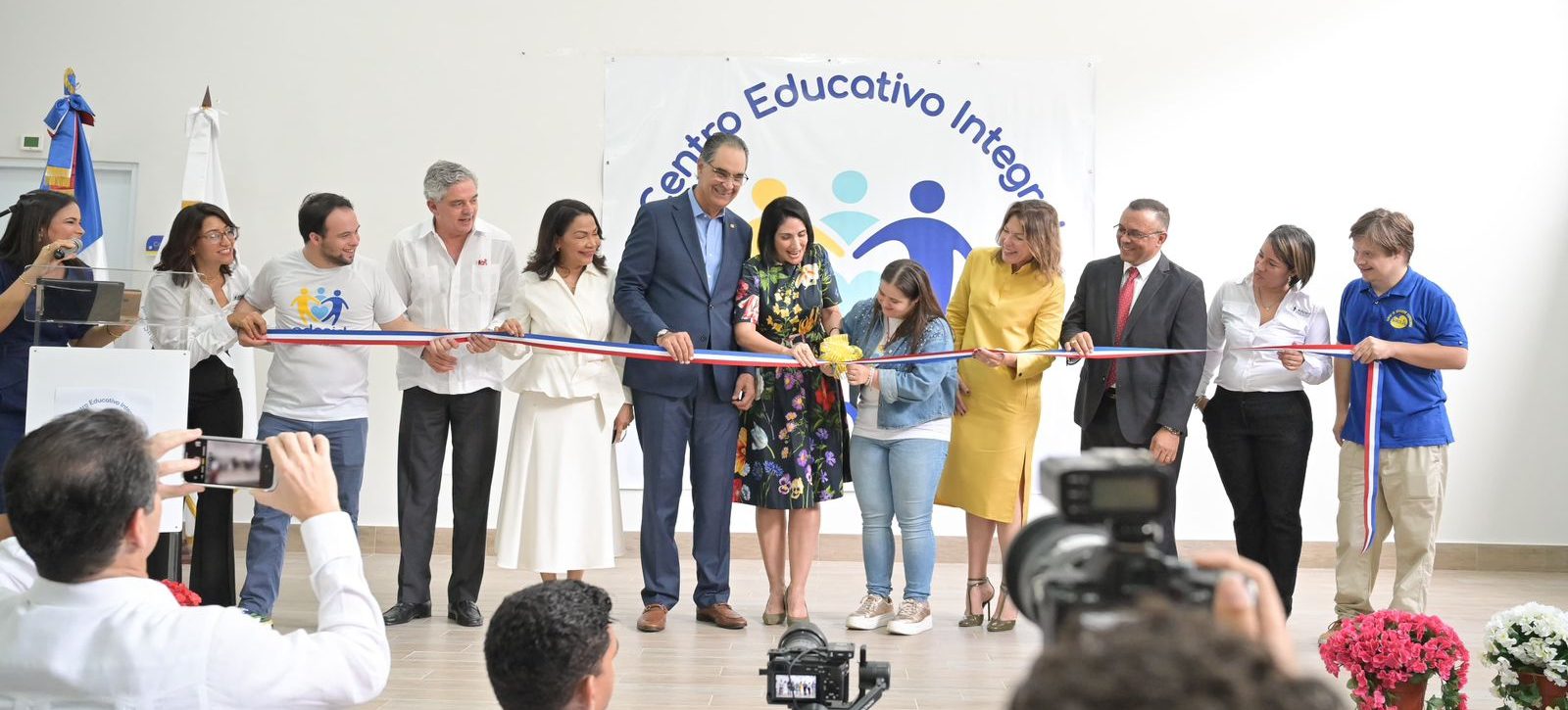 Corte del listón en la inauguración de la sala de atención oportuna en ADOSID