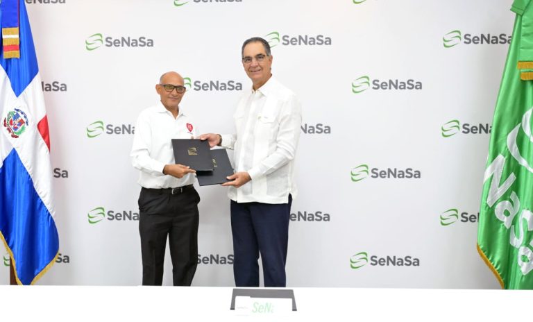 Foto de José Ramón López, director nacional de la Asociación Dominicana Fe y Alegría y el doctor Santiago Hazim, director ejecutivo de SeNaSa