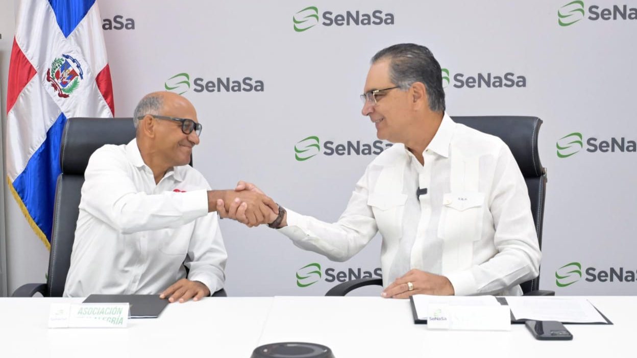 José Ramón López, director nacional de la Asociación Dominicana Fe y Alegría y el doctor Santiago Hazim, director ejecutivo de SeNaSa
