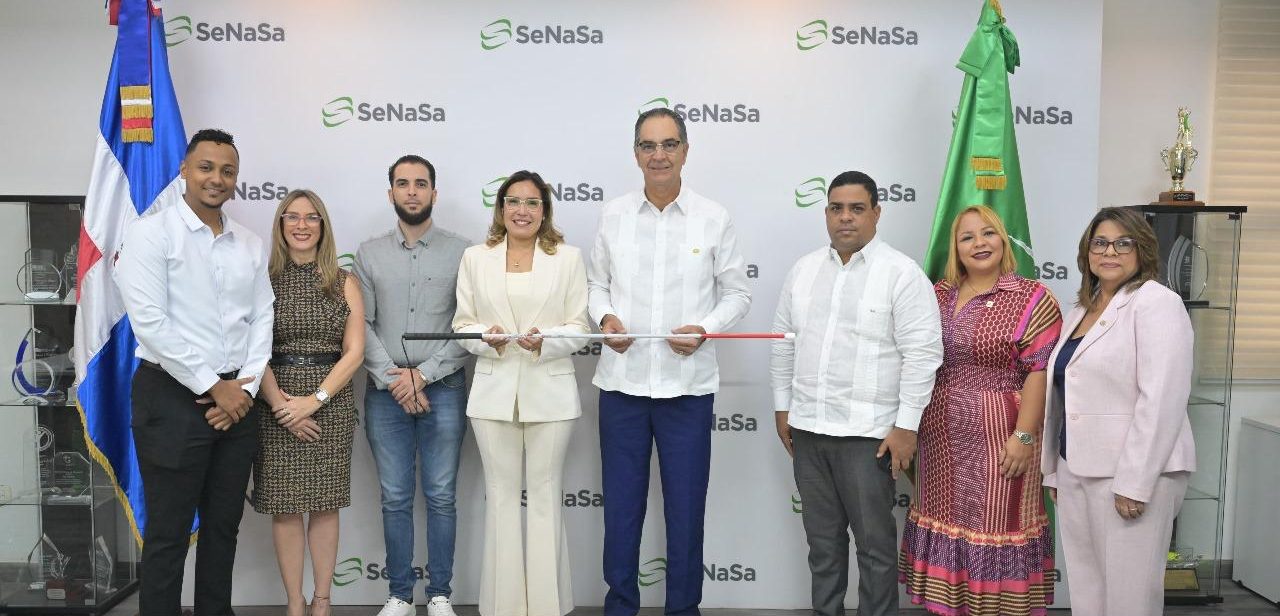 El equipo de Responsabilidad Social de ARS SeNaSa y Francina Hungría reunidos