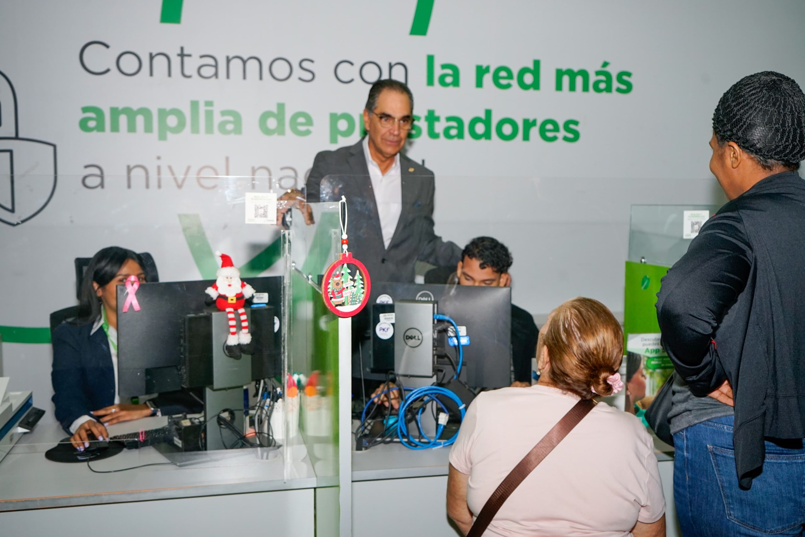 Dr. Santiago Hazim director de SeNaSa dirigiéndose a los visitantes de nuestros centros de servicio