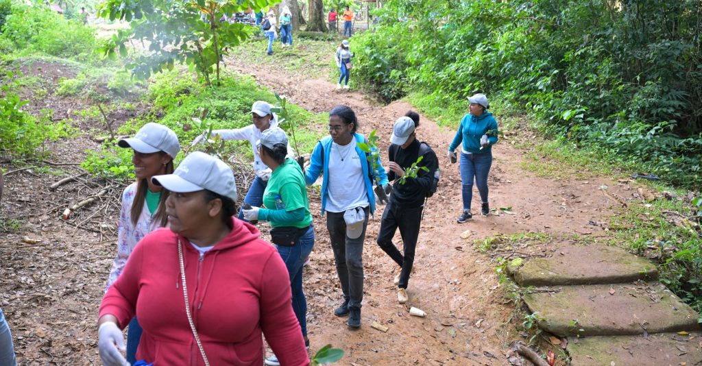Equipo de colaboradores en camino a iniciar la jornada