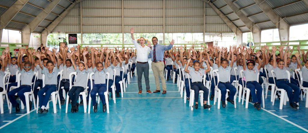 Los niños y nuestro Dr. Gustavo Adolfo Guilamo