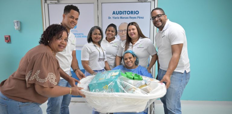 Equipo SeNaSa y madre de primer bebé del año