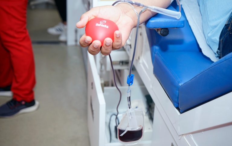 Persona donando sangre