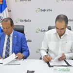 El senador Antonio Marte y el doctor Santiago Hazim durante la firma