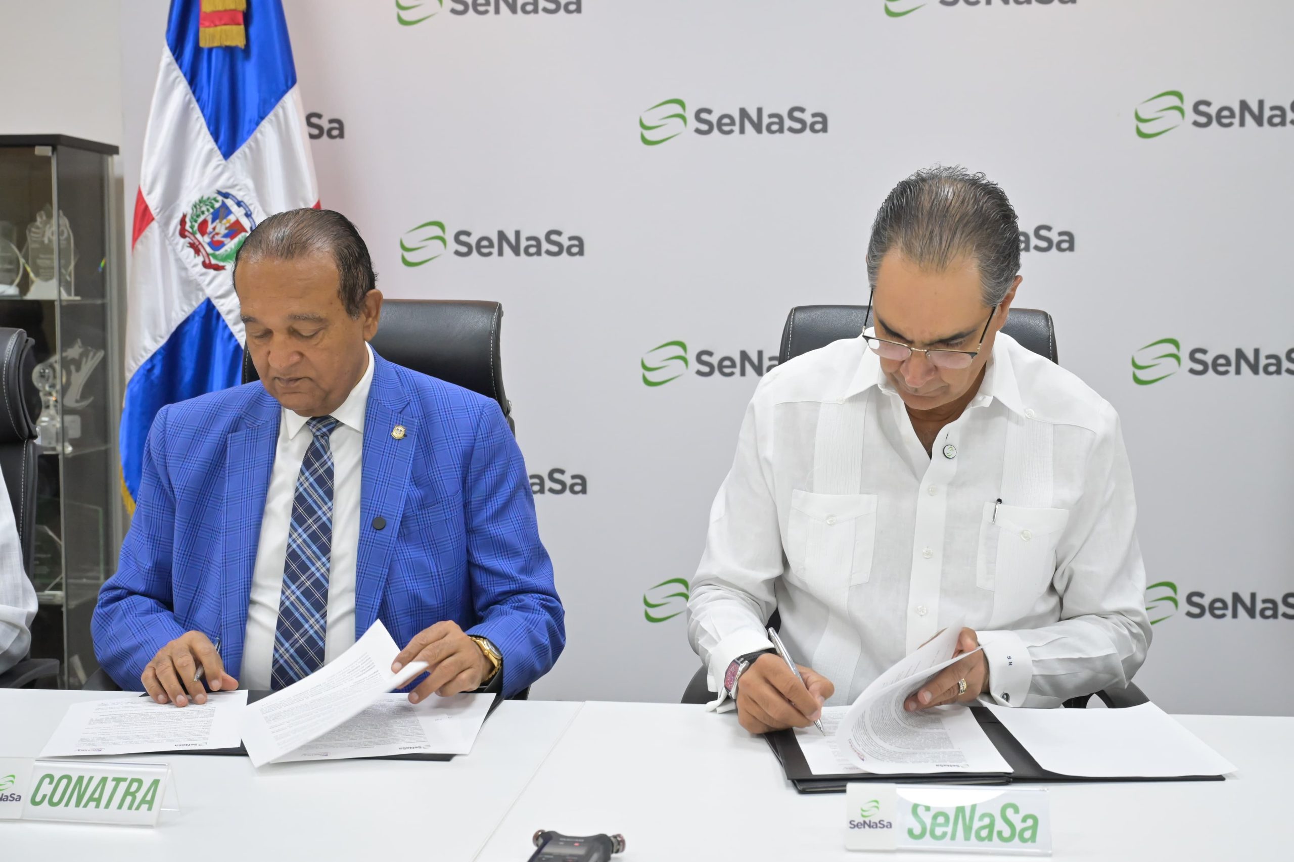 El senador Antonio Marte y el doctor Santiago Hazim durante la firma
