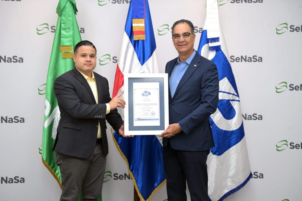 El Dr. Santiago Hazim recibiendo el reconocimiento