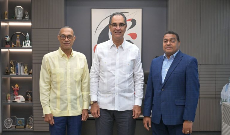Dr. Milton Pinero, Dr. Santiago Hazim y José Monegro