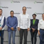 Doctor Santiago Hazim junto al equipo de la DAEH