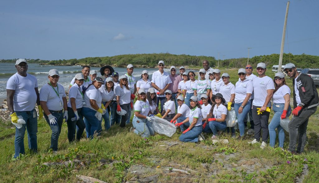 Doctor Santiago Hazim junto a voluntarios en jornada de limpieza de playas