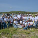 Doctor Santiago Hazim junto a voluntarios en jornada de limpieza de playas