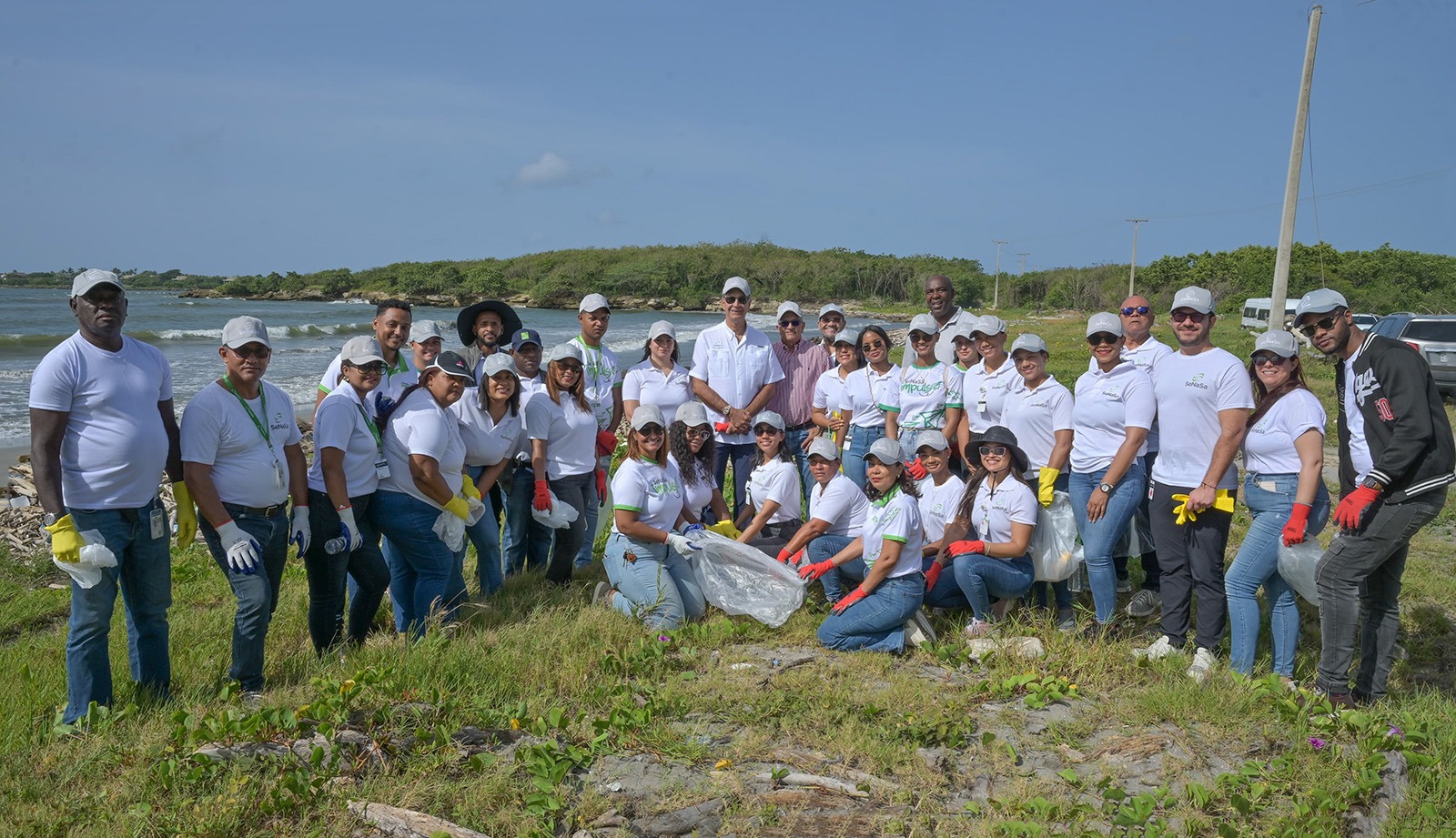 Doctor Santiago Hazim junto a voluntarios en jornada de limpieza de playas