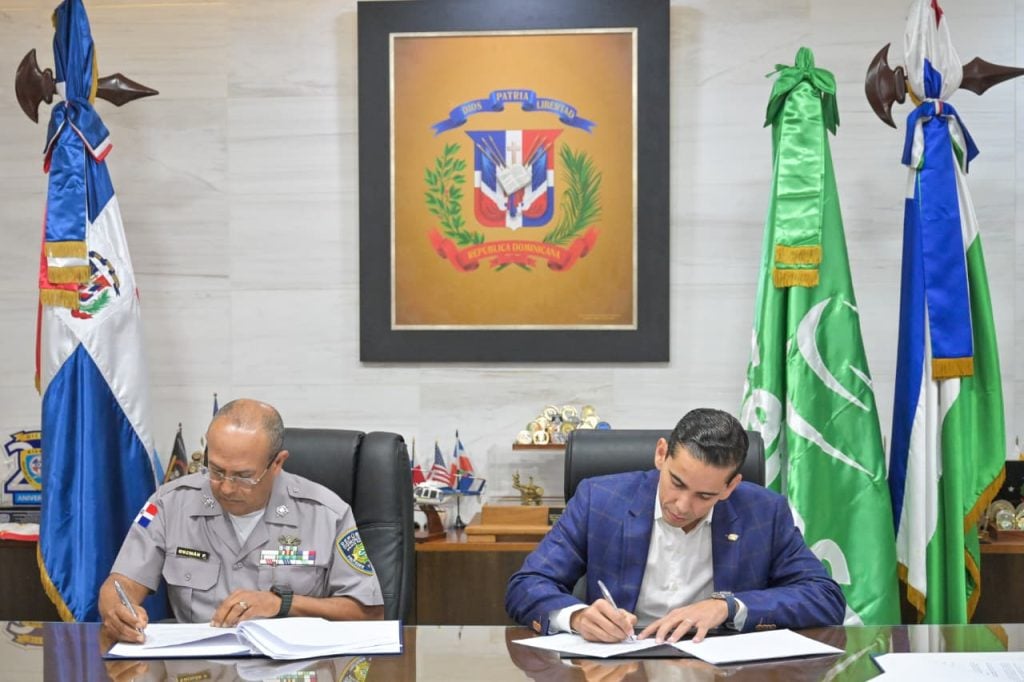 Mayor General Lic. Ramón Antonio Guzmán Peralta, director general de la Policía Nacional y el Dr Edward Guzmán, director ejecutivo de SeNaSa