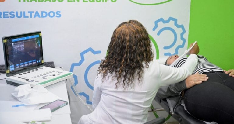 Doctora realizando prueba de sonomamografía