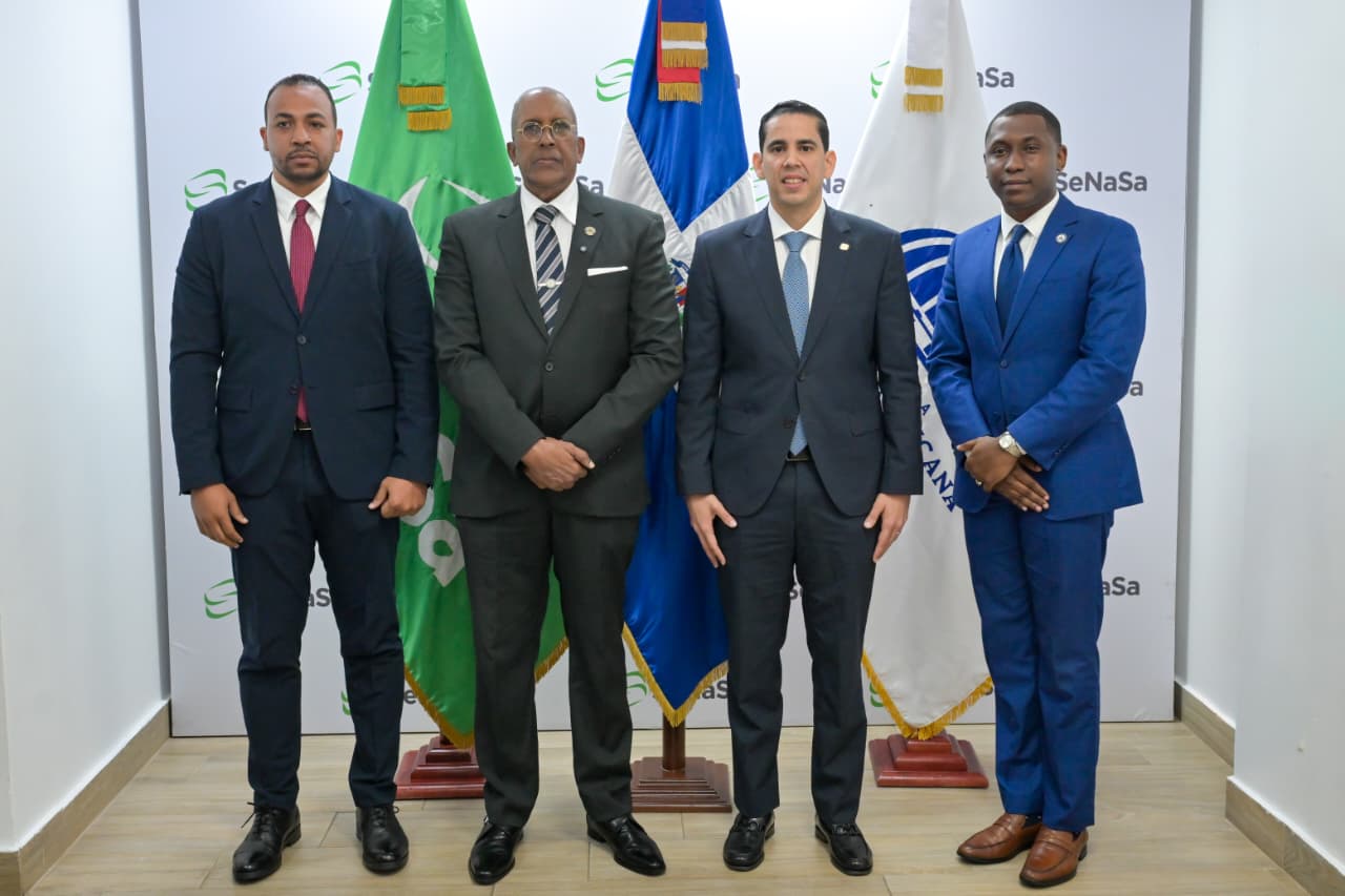 Antony Rodíguez; Félix Santana, Contralor general de la República; Dr. Edward Guzmám, director ejecutivo de SeNaSa y Juan Sierra